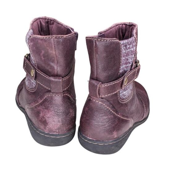 Clarks Collection Soft Cushion Ankle Boots Booties Burgundy Knit Panel Size 7W - Picture 4 of 5